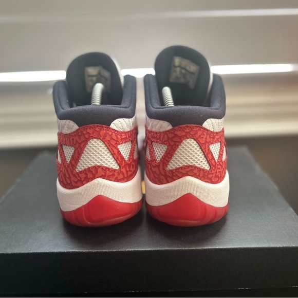 Jordan 11 Retro IE Chicago Men’s Size 9 Sneakers 2017 Release 👟🔥 - Picture 4 of 7